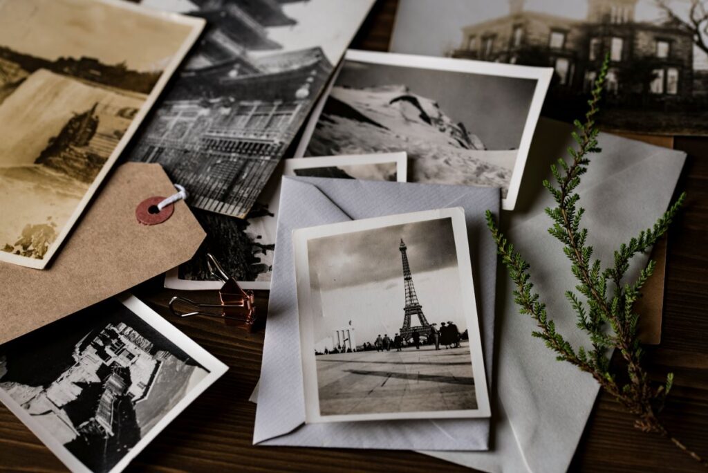 Schwarz-weiß-Fotografien und Vintage-Dekoration, bereit zum Fotos digitalisieren lassen.
