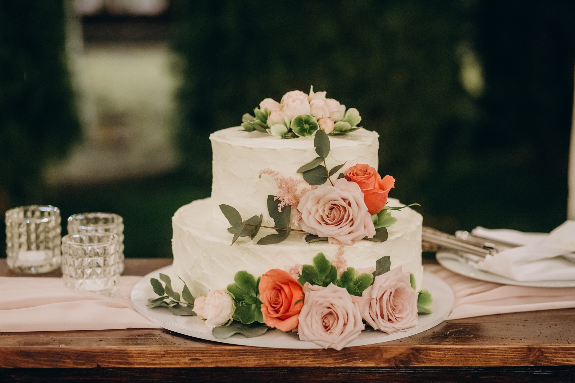 Hochzeitstorte mit Rosen und Eheringe Platin Bezug