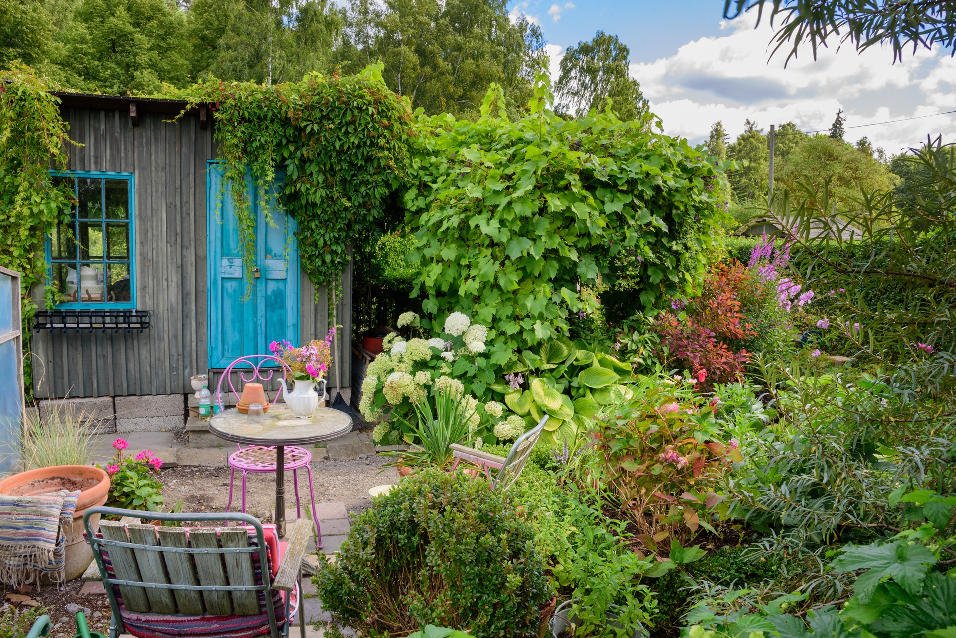 Laube mit Gartenmöbeln – Vogelfutter Sonnenblumenkerne integriert