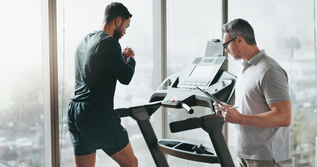 Sportmediziner Koeln untersucht Maennergesundheit beim Laufbandtest in moderner Praxis mit Belastungsanalyse