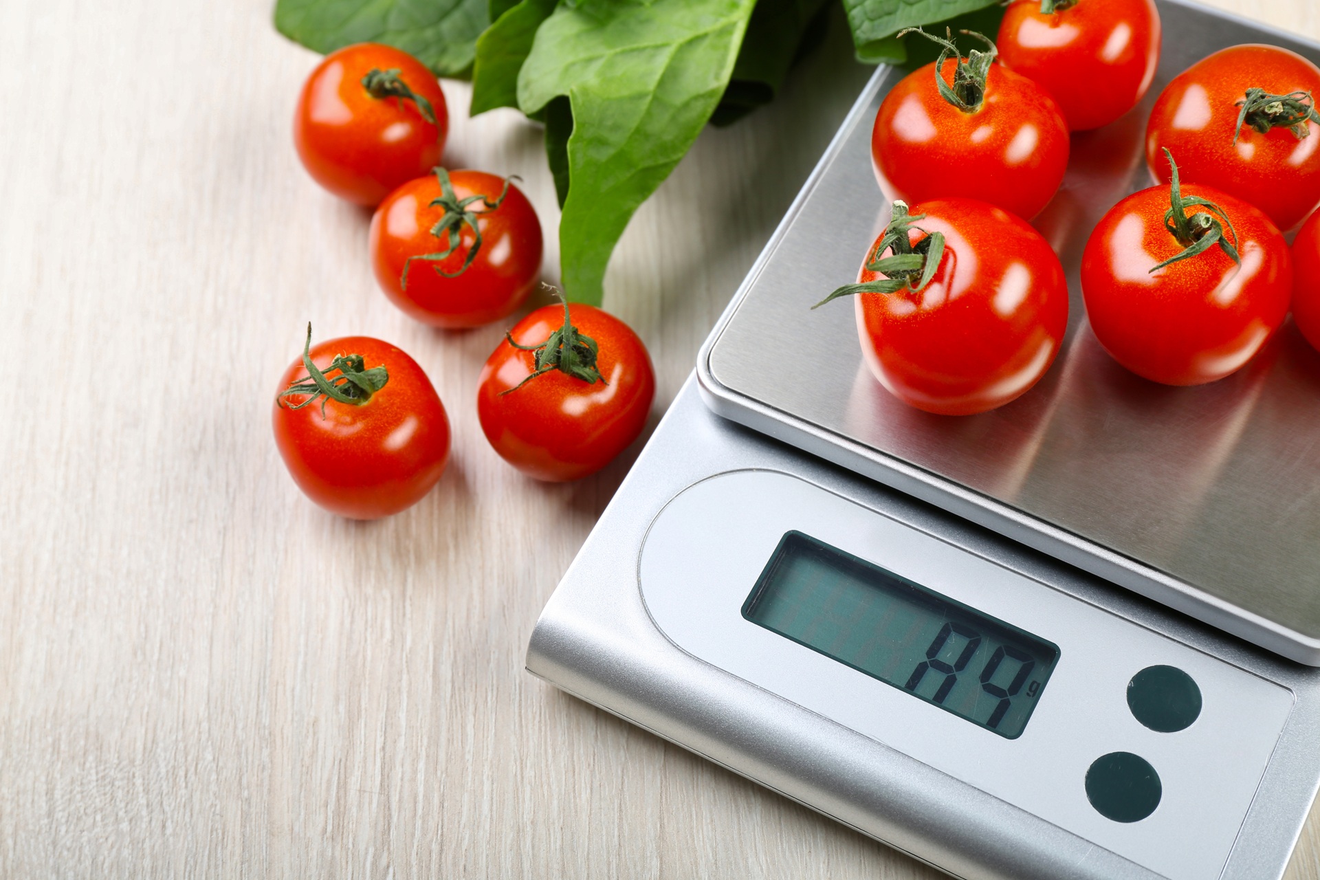 Tomaten auf digitaler Waage abgewogen | Laborwaage