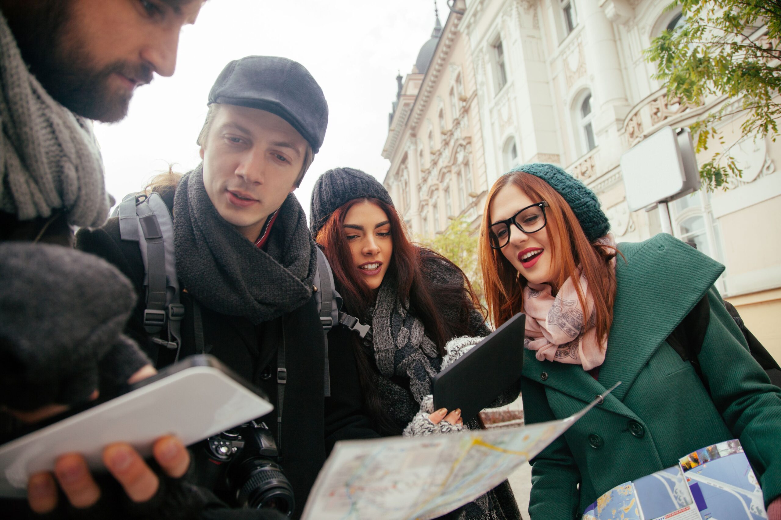 Klassenfahrt Berlin: Schülergruppe plant Tagesroute mit Stadtplan und Smartphone