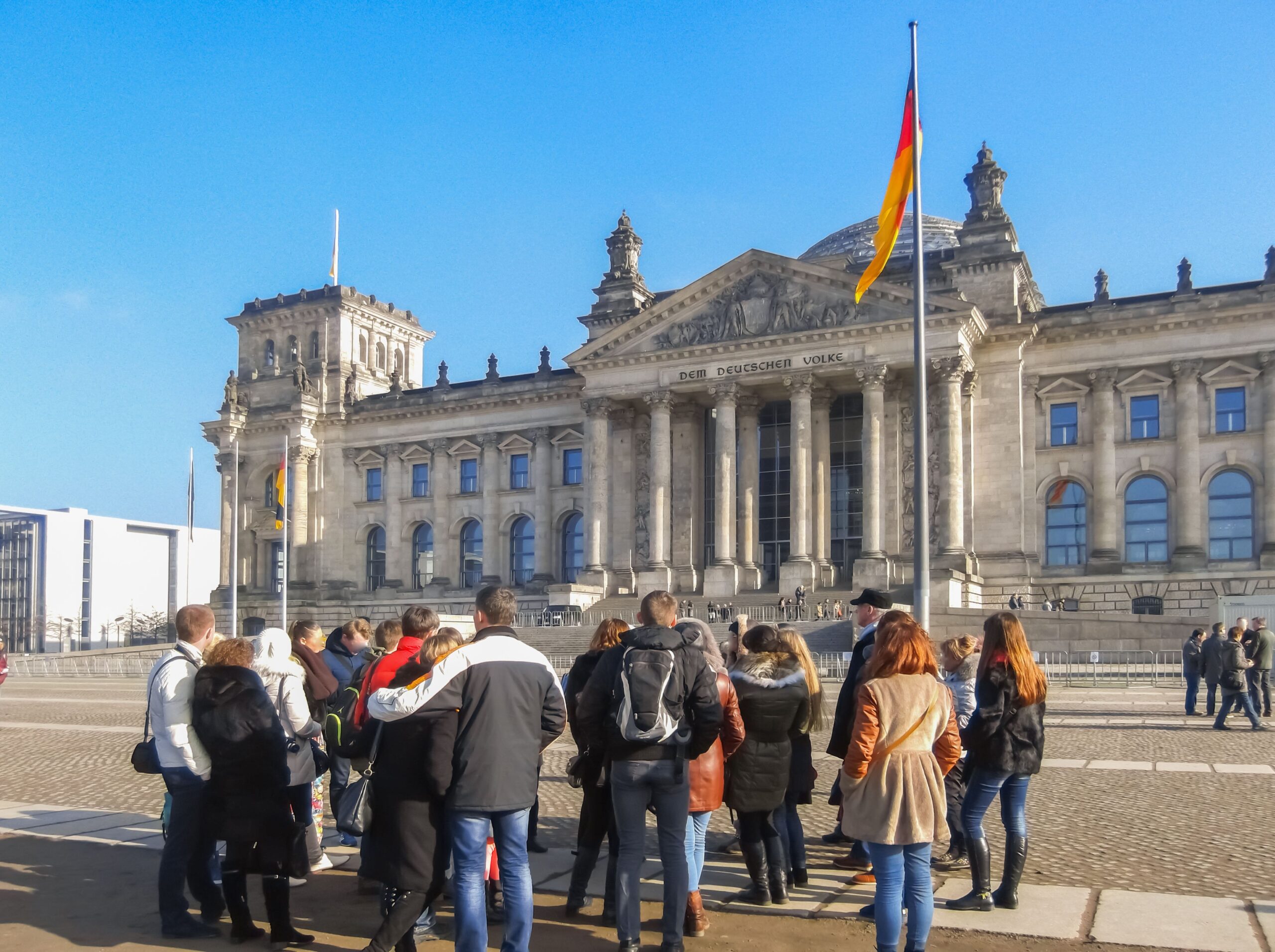 Klassenfahrt Berlin: Schülergruppe vor dem Reichstag bei politischer Führung